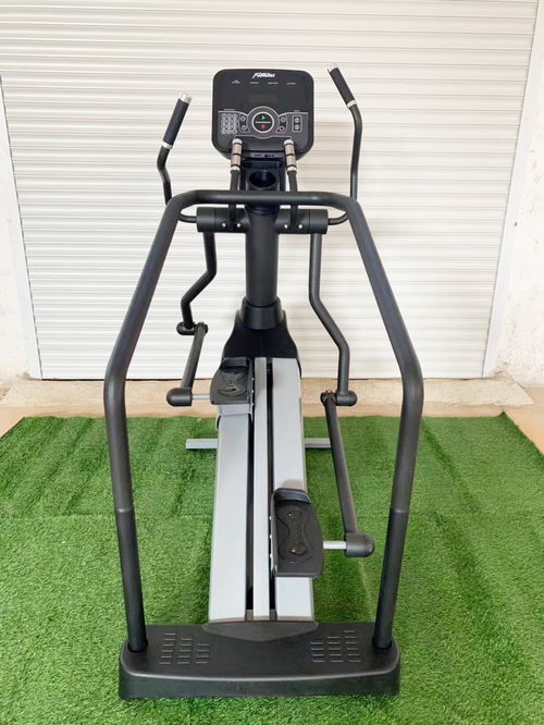 攀登機(jī) 力康來(lái)健身俱樂(lè)部中的全身運(yùn)動(dòng)神器